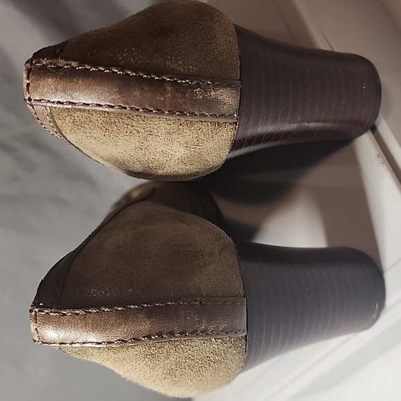 Tory Burch Brown Suede Heels with Logo Detail - Picture 3 of 6